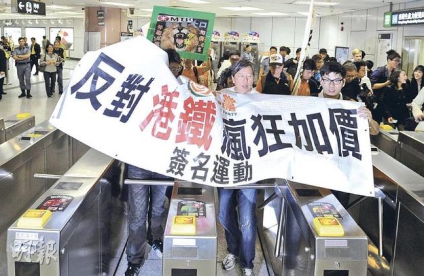 工黨昨日在主席李卓人(中)帶領下,在九龍塘港鐵站內舉辦「反對港鐵瘋狂加價」簽名行動,3小時內集得6000多個市民簽名。 (尹錦恩攝) 工黨昨日在主席李卓人(中)帶領下,在九龍塘港鐵站內舉辦「反對港鐵瘋狂加價」簽名行動,3小時內集得6000多個市民簽名。 (尹錦恩攝)