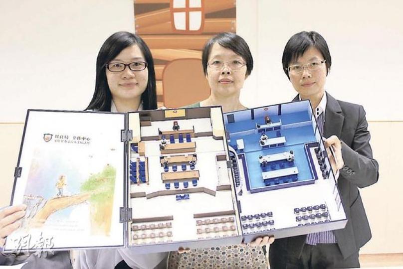 保良局翠林中心主任謝美珠(左)表示,中心接收個案以尋求司法服務為主,故製作模擬法庭向受害人講解出庭應訊。圖中為保良局助理社會服務總幹事江江麗珍,右為社署高級社會工作主任劉少卿。(陳家俊攝) 保良局翠林中心主任謝美珠(左)表示,中心接收個案以尋求司法服務為主,故製作模擬法庭向受害人講解出庭應訊。圖中為保良局助理社會服務總幹事江江麗珍,右為社署高級社會工作主任劉少卿。(陳家俊攝)