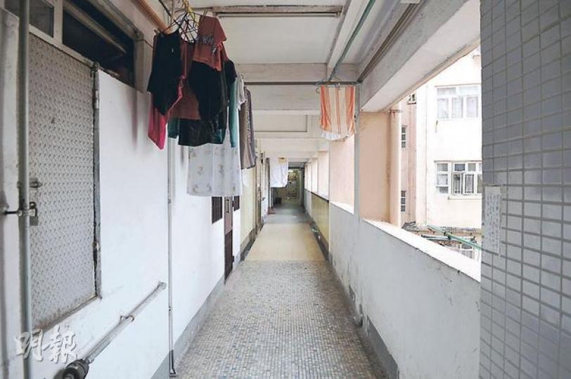 據悉,油尖區重案組採員前日早上於彌敦道平安大廈拘捕葉,該樓層有兩間賓館,未知葉是否賓館住客。(衛永康攝) 據悉,油尖區重案組採員前日早上於彌敦道平安大廈拘捕葉,該樓層有兩間賓館,未知葉是否賓館住客。(衛永康攝)
