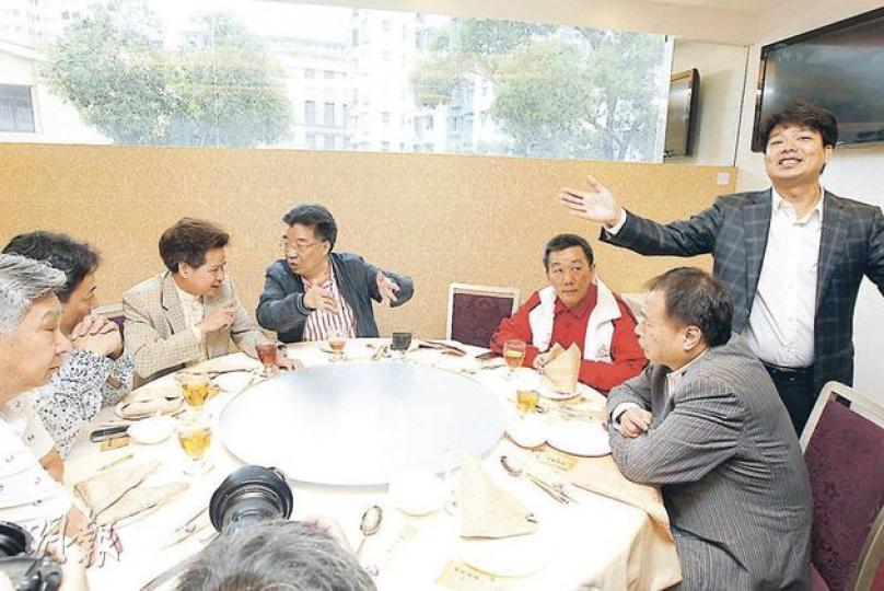 曾因為一場「流浮山飯局」鬧得不愉快,挺梁的港區全國政協委員劉夢熊(中)昨日再度與鄉事派包括梁福元(左三)、鄧賀年(右三)、文志雙(右方站立者)等聚餐,討論新界僭建問題。 (李紹昌攝) 曾因為一場「流浮山飯局」鬧得不愉快,挺梁的港區全國政協委員劉夢熊(中)昨日再度與鄉事派包括梁福元(左三)、鄧賀年(右三)、文志雙(右方站立者)等聚餐,討論新界僭建問題。 (李紹昌攝)