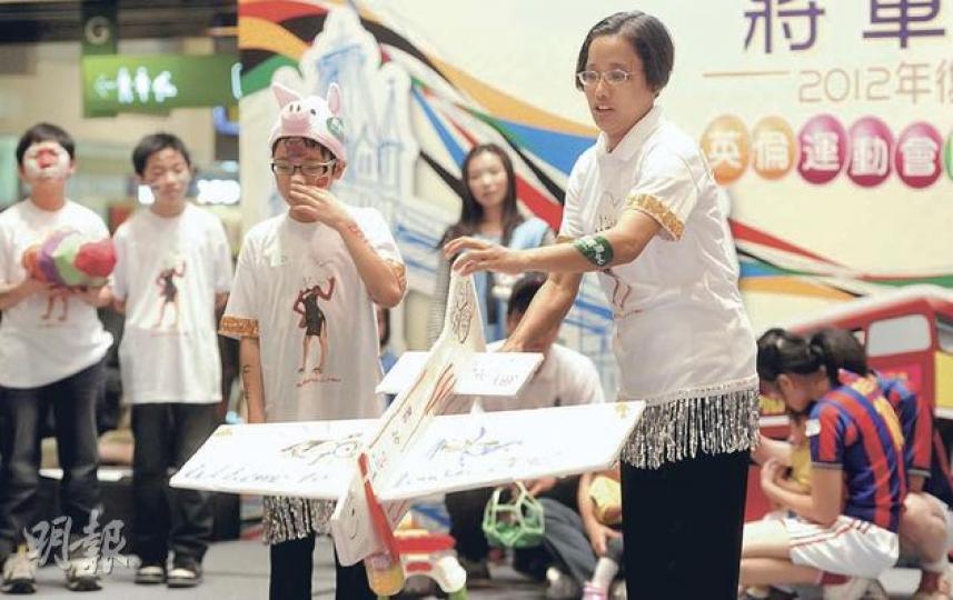 就讀鮮魚行學校小五的林子愷(左)和母親(右)自製飛機造型掟蛋器出賽,放於「飛機」前方的雞蛋成功輕輕着地,兩人更奪得冠軍。(尹錦恩攝) 正生書院的唐卓朗(右一)、謝德衛(右二)和林浩然(左二),以降落傘造型的掟蛋器參賽奪得亞軍。圖左一為校內數學科教師李家華。(尹錦恩攝) 就讀鮮魚行學校小五的林子愷(左)和母親(右)自製飛機造型掟蛋器出賽,放於「飛機」前方的雞蛋成功輕輕着地,兩人更奪得冠軍。(尹錦恩攝) 正生書院的唐卓朗(右一)、謝德衛(右二)和林浩然(左二),以降落傘造型的掟蛋器參賽奪得亞軍。圖左一為校內數學科教師李家華。(尹錦恩攝)