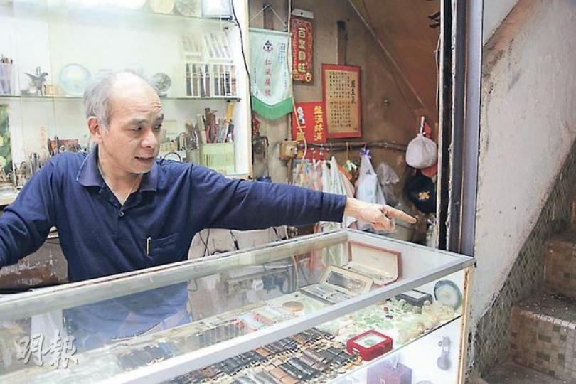 張姓東主向記者指出匪徒撬閘位置,抱怨防盜警鐘被指僭建須拆除,惹來匪徒撬閘爆竊。(林錫禮攝) 張姓東主向記者指出匪徒撬閘位置,抱怨防盜警鐘被指僭建須拆除,惹來匪徒撬閘爆竊。(林錫禮攝)