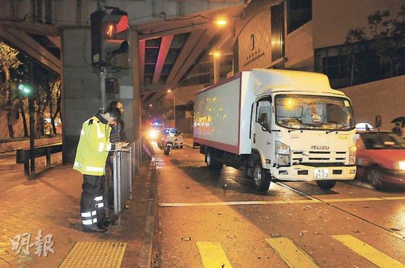 天雨路滑下,昨日凌晨油麻地發生中型貨車失控撞公共小巴意外,事後交通警員封鎖現場調查。(蔡方山攝) 車禍中,公共小巴被撞至衝前近10米始告停下,一名男客傷送院。(蔡方山攝) 天雨路滑下,昨日凌晨油麻地發生中型貨車失控撞公共小巴意外,事後交通警員封鎖現場調查。(蔡方山攝) 車禍中,公共小巴被撞至衝前近10米始告停下,一名男客傷送院。(蔡方山攝)