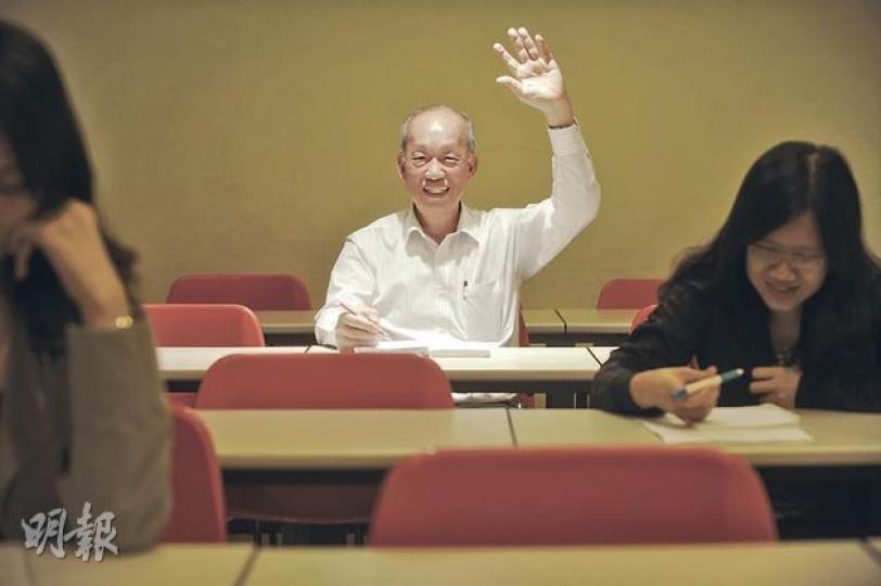 74歲的勞雄昌退休後仍不停進修。他說,現時毋須為升職加薪去苦讀,純粹按自己興趣選讀科目,更能享受讀書樂趣。(余俊亮攝) 74歲的勞雄昌退休後仍不停進修。他說,現時毋須為升職加薪去苦讀,純粹按自己興趣選讀科目,更能享受讀書樂趣。(余俊亮攝)