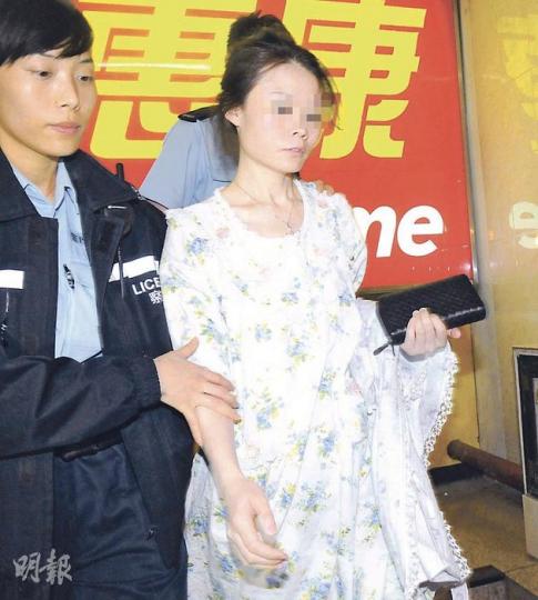 灣仔昨晚發生高空擲物案,途人發現報警。警方到場調查時,姓黃40歲女子反鎖單位內,情緒激動與警對峙1小時後終被勸服被捕帶署。(蔡方山攝) 灣仔昨晚發生高空擲物案,途人發現報警。警方到場調查時,姓黃40歲女子反鎖單位內,情緒激動與警對峙1小時後終被勸服被捕帶署。(蔡方山攝)