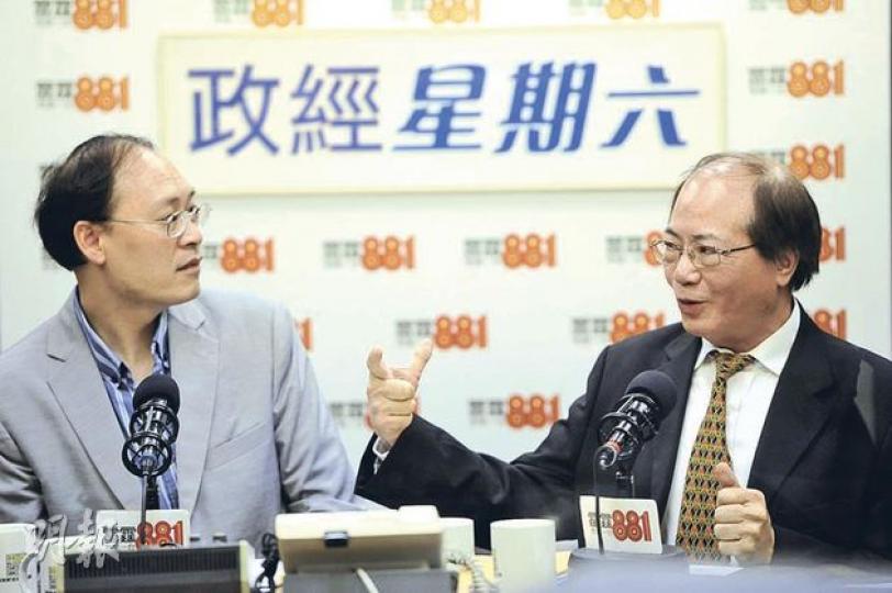 考評局主席吳克儉(右)及秘書長唐創時(左),昨日在商台《政經星期六》節目表示,至今收到約3000個考生電話查詢,比例較過往平均每月接1.2萬個少,惟9月仍會全面檢討文憑試運作,料明年2至3月有報告。(尹錦恩攝) 考評局主席吳克儉(右)及秘書長唐創時(左),昨日在商台《政經星期六》節目表示,至今收到約3000個考生電話查詢,比例較過往平均每月接1.2萬個少,惟9月仍會全面檢討文憑試運作,料明年2至3月有報告。(尹錦恩攝)