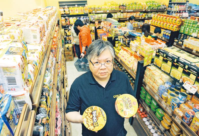 阿信屋老闆林偉駿(前)表示,衝擊小商戶的不是阿信屋,而是從中取利的供應商,現時超市可獲較低的批發價,小店可享的批發價其實應與超市看齊。 (尹錦恩攝)維他樽裝檸檬茶現於便利店每樽售9.2元,阿信屋老闆林偉駿指維他正主動與他洽商阿信屋入貨,但他拒絕以便利店價出售,要求可用較低的超市價出售。(李澤彤攝) 阿信屋老闆林偉駿(前)表示,衝擊小商戶的不是阿信屋,而是從中取利的供應商,現時超市可獲較低的批發價,小店可享的批發價其實應與超市看齊。 (尹錦恩攝)維他樽裝檸檬茶現於便利店每樽售9.2元,阿信屋老闆林偉駿指維他正主動與他洽商阿信屋入貨,但他拒絕以便利店價出售,要求可用較低的超市價出售。(李澤彤攝)