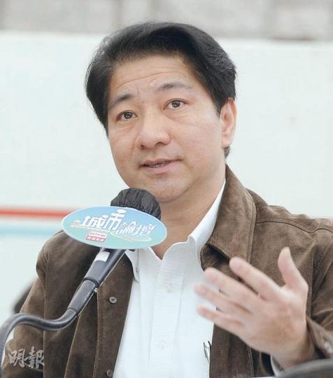 發展局副秘書長鄭偉源昨強調,不會考慮特赦處理新界僭建,會依法辦事。(尹錦恩攝)鄉事委員會主席梁福元表示明日將開會,商討申請司法覆核的可能。(尹錦恩攝) 發展局副秘書長鄭偉源昨強調,不會考慮特赦處理新界僭建,會依法辦事。(尹錦恩攝)鄉事委員會主席梁福元表示明日將開會,商討申請司法覆核的可能。(尹錦恩攝)