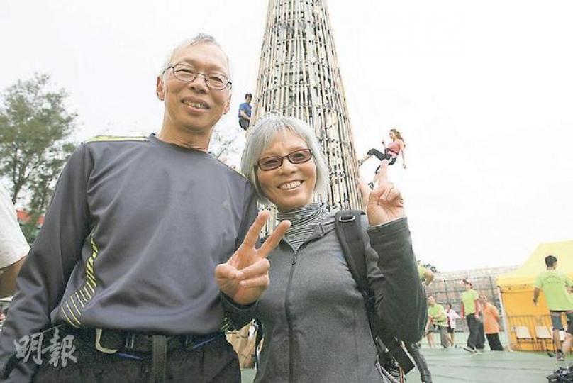 63歲的退休族劉先生﹙左﹚,是搶包山比賽復辦8年以來年紀最大的參賽者,其妻(右)昨日陪伴出席攀包山及防墮安全訓練。(鄧宗弘攝)來自杭州的盧小姐,因看過香港動畫《麥兜故事》而認識搶包山比賽,覺得很好玩,故在友人鼓勵下報名參賽,昨日到場練習。(鄧宗弘攝)(明報製圖) 63歲的退休族劉先生﹙左﹚,是搶包山比賽復辦8年以來年紀最大的參賽者,其妻(右)昨日陪伴出席攀包山及防墮安全訓練。(鄧宗弘攝)來自杭州的盧小姐,因看過香港動畫《麥兜故事》而認識搶包山比賽,覺得很好玩,故在友人鼓勵下報名參賽,昨日到場練習。(鄧宗弘攝)(明報製圖)