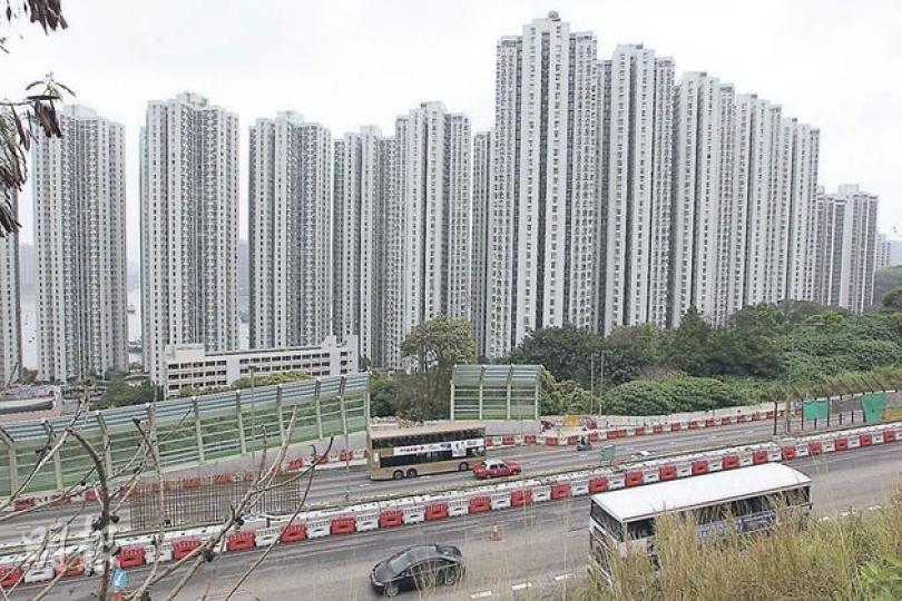 毗鄰「高噪音公路」屯門公路(前)的荃灣麗城花園,雖飽受噪音滋擾,但屋苑不少單位擁有自然綠林景色或無敵大海景。理工大學研究指出,此兩大自然美景均有助居民抵受煩擾的噪音。(李澤彤攝) 毗鄰「高噪音公路」屯門公路(前)的荃灣麗城花園,雖飽受噪音滋擾,但屋苑不少單位擁有自然綠林景色或無敵大海景。理工大學研究指出,此兩大自然美景均有助居民抵受煩擾的噪音。(李澤彤攝)