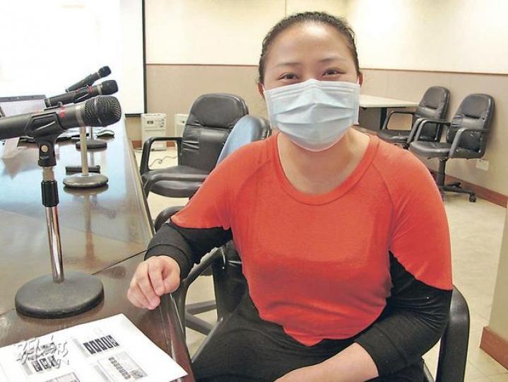 患有罕見遺傳病「長QT綜合症」的張小姐,平日不可用鬧鐘,每天都靠丈夫用設定了漸進式鈴聲的電話叫醒,還要終身食藥控制病情。她慶幸1歲女兒沒有遺傳到這種罕見疾病。(余卓善攝)(明報製圖) 患有罕見遺傳病「長QT綜合症」的張小姐,平日不可用鬧鐘,每天都靠丈夫用設定了漸進式鈴聲的電話叫醒,還要終身食藥控制病情。她慶幸1歲女兒沒有遺傳到這種罕見疾病。(余卓善攝)(明報製圖)
