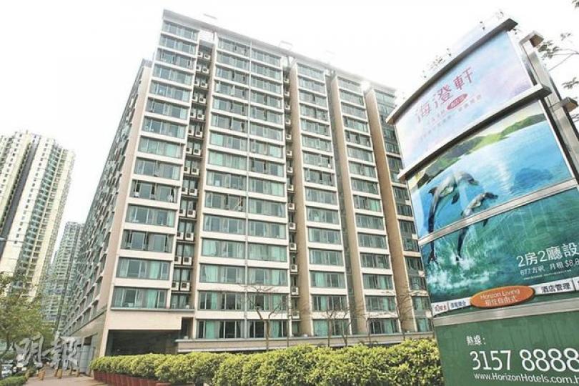 投訴人去年7月以月租1.33萬元租住海澄軒的服務式住宅,原以為除租金外只需按用量繳付電費,但後來才發現所謂「能源管理費」,亦包括用水、本地電話及穿梭巴士的「手續費」。(鄧宗弘攝) 投訴人表示最初以為海澄軒在收據上列出的「能源管理費」(Utility Management Fees By Consumption)為按用量收取的電費,追問下酒店指該費用包括提供用水及本地電話等「手續費」。投訴人指從未收到通知,合約亦無列明服務提供者可單方面改條款。(李澤彤攝) (明報製圖) 投訴人去年7月以月租1.33萬元租住海澄軒的服務式住宅,原以為除租金外只需按用量繳付電費,但後來才發現所謂「能源管理費」,亦包括用水、本地電話及穿梭巴士的「手續費」。(鄧宗弘攝) 投訴人表示最初以為海澄軒在收據上列出的「能源管理費」(Utility Management Fees By Consumption)為按用量收取的電費,追問下酒店指該費用包括提供用水及本地電話等「手續費」。投訴人指從未收到通知,合約亦無列明服務提供者可單方面改條款。(李澤彤攝) (明報製圖)