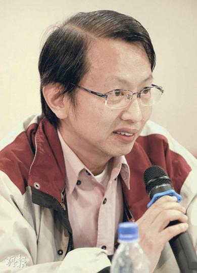 浸大傳理學院助理教授杜耀明(圖)批評,中央不斷以有形及無形之手操控傳媒,挑戰香港新聞及言論自由的底線,呼籲香港記者要努力維權。(圖2)為中大政治與行政學系榮休講座教授關信基。(余俊亮攝) 浸大傳理學院助理教授杜耀明(圖)批評,中央不斷以有形及無形之手操控傳媒,挑戰香港新聞及言論自由的底線,呼籲香港記者要努力維權。(圖2)為中大政治與行政學系榮休講座教授關信基。(余俊亮攝)