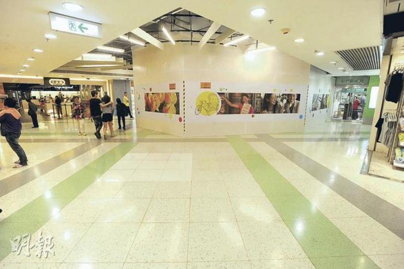領匯彩明商場與港鐵調景嶺站上蓋商場都會駅以天橋連接,天橋口人流較多,但領匯近月在天橋位加建商舖(圍板位置),在其背後的首飾店LI BO(圍板後)生意即下跌約四成。(尹錦恩攝) 領匯彩明商場與港鐵調景嶺站上蓋商場都會駅以天橋連接,天橋口人流較多,但領匯近月在天橋位加建商舖(圍板位置),在其背後的首飾店LI BO(圍板後)生意即下跌約四成。(尹錦恩攝)