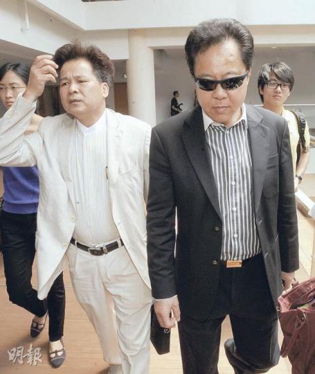 27個新界鄉委會昨成立「保衛家園行動小組」,對抗政府就新界僭建的執法。十八鄉鄉事委員會主席梁福元(左)不排除有「流血衝突」,上水鄉委會主席侯志強(右)亦說若有「暴力事件」,是政府一手造成。(尹錦恩攝) 27個新界鄉委會昨成立「保衛家園行動小組」,對抗政府就新界僭建的執法。十八鄉鄉事委員會主席梁福元(左)不排除有「流血衝突」,上水鄉委會主席侯志強(右)亦說若有「暴力事件」,是政府一手造成。(尹錦恩攝)