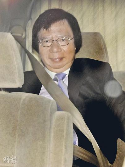 新地聯席主席郭炳江昨日到廉署報到後,乘車離開。(何家達攝) 許仕仁到廉署報到,逗留約10分鐘後離開。(林振東攝) 新地聯席主席郭炳江及前政務司長許仕仁昨晨到廉署報到,吸引大批傳媒採訪。(何家達攝) 新地聯席主席郭炳江昨日到廉署報到後,乘車離開。(何家達攝) 許仕仁到廉署報到,逗留約10分鐘後離開。(林振東攝) 新地聯席主席郭炳江及前政務司長許仕仁昨晨到廉署報到,吸引大批傳媒採訪。(何家達攝)