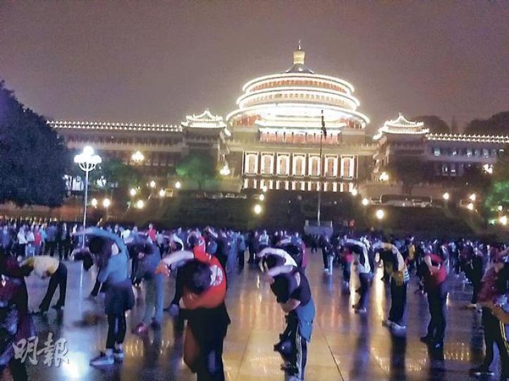 在重慶過去的「唱紅」重要場所人民廣場內,昨晚再也聽不到紅歌聲。圖為市民集體跳舞。(明報記者攝) 在重慶過去的「唱紅」重要場所人民廣場內,昨晚再也聽不到紅歌聲。圖為市民集體跳舞。(明報記者攝)