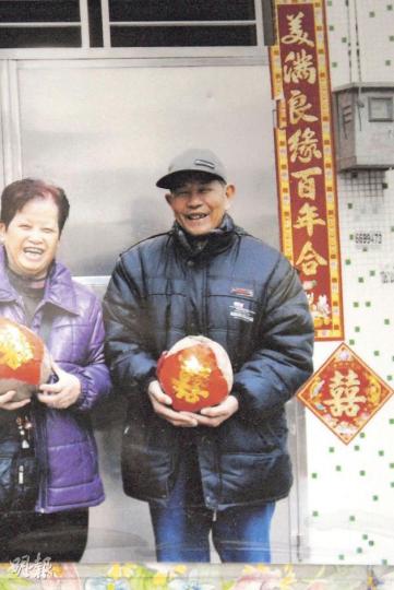 70歲陳權正(圖)前日與曾姓老翁下棋,二人爭執推撞,陳其後疑因心臟病發,氣喘暈倒,延至昨凌晨不治。(鍾炳然攝) 死者妻子表示丈夫20年前雖做過心臟搭橋手術,但相信與今次死因無關,「現在有人打死人,要拉他坐監」。(鍾炳然攝) 70歲陳權正(圖)前日與曾姓老翁下棋,二人爭執推撞,陳其後疑因心臟病發,氣喘暈倒,延至昨凌晨不治。(鍾炳然攝) 死者妻子表示丈夫20年前雖做過心臟搭橋手術,但相信與今次死因無關,「現在有人打死人,要拉他坐監」。(鍾炳然攝)