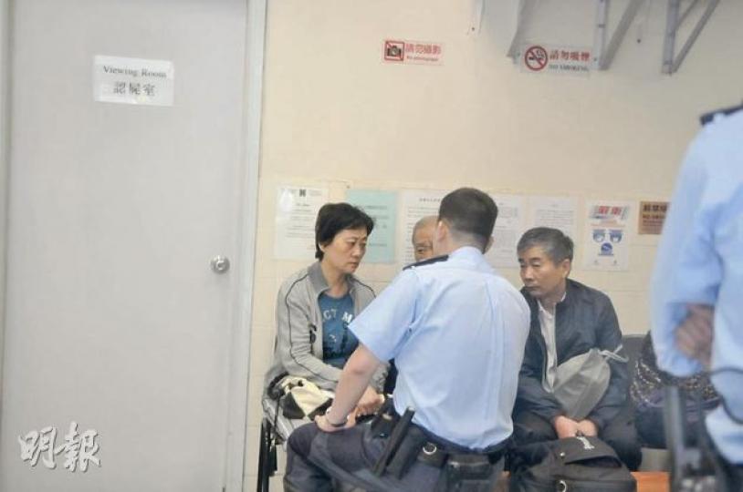 死者孫樹貞婆婆的家人,包括女兒(左起)、丈夫和兒子,昨日到殮房認屍。(林錫禮攝) 意外中受重傷的杜先生經10小時手術後醒來,其妻子(圖)如釋重負表示「我今日終於笑得出」。(黃熙麗攝) 死者孫樹貞婆婆的家人,包括女兒(左起)、丈夫和兒子,昨日到殮房認屍。(林錫禮攝) 意外中受重傷的杜先生經10小時手術後醒來,其妻子(圖)如釋重負表示「我今日終於笑得出」。(黃熙麗攝)