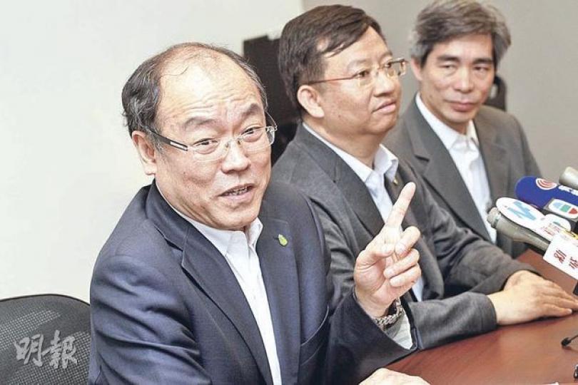 民協昨公布立法會選舉部署,主席廖成利指立法會議員馮檢基(左)正考慮出選立法會超級區議會議席,而廖成利將挑戰新界西直選,副主席譚國僑(中)會留守九龍西,民協黃大仙區議員許錦成(右)則會於九龍東出選。(李紹昌攝) 民協昨公布立法會選舉部署,主席廖成利指立法會議員馮檢基(左)正考慮出選立法會超級區議會議席,而廖成利將挑戰新界西直選,副主席譚國僑(中)會留守九龍西,民協黃大仙區議員許錦成(右)則會於九龍東出選。(李紹昌攝)