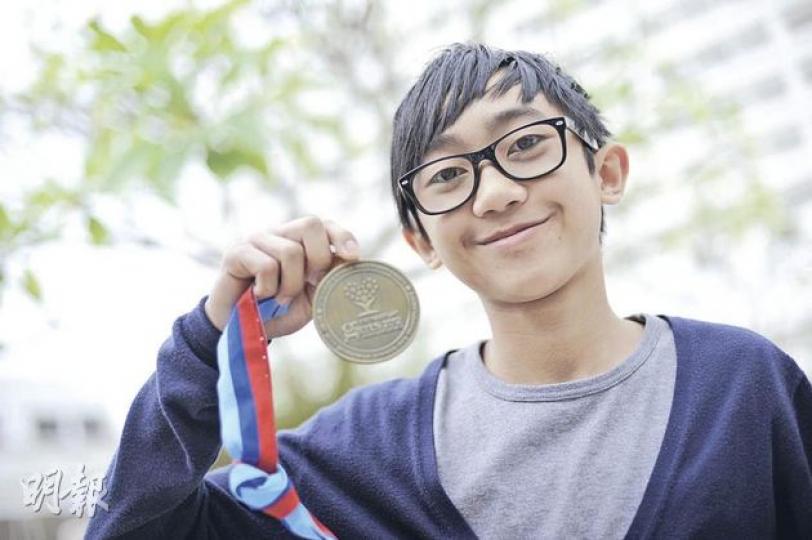 換肝少年黃仲民參加冬季世界移植運動會奪得第5名，獲紀念牌以示鼓勵，他自言不自覺與其他同齡朋友有別，好動的他夢想是成為職業網球員。（何家達攝）