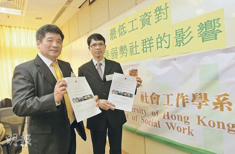 中大社會工作學系副教授黃洪(左)認為,政府檢討最低工資水平時,應考慮弱勢社群的基本生活開支。右為城大應用社會科學系助理教授葉盛泉。(李澤彤攝) 中大社會工作學系副教授黃洪(左)認為,政府檢討最低工資水平時,應考慮弱勢社群的基本生活開支。右為城大應用社會科學系助理教授葉盛泉。(李澤彤攝)