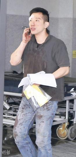 涉醉駕休班警渾身血漬及污漬,送院治理後被捕。(林錫禮攝) 涉醉駕休班警渾身血漬及污漬,送院治理後被捕。(林錫禮攝)