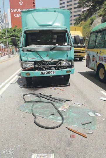 葵福路3車串燒釀成「4車」損毁車禍中,價值逾3萬多元(圖2)的比賽單車因掛在肇事私家車尾,亦被嚴重撞毁。(鍾炳然攝) 葵福路3車串燒釀成「4車」損毁車禍中,價值逾3萬多元(圖2)的比賽單車因掛在肇事私家車尾,亦被嚴重撞毁。(鍾炳然攝)