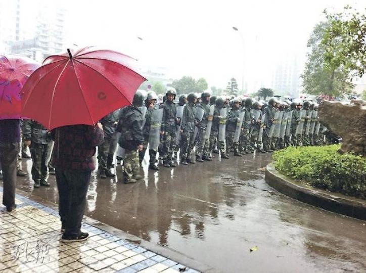 大批重慶萬盛區民眾昨冒雨到廣場聚集,抗議當局把萬盛區與綦江區合併,大批手持盾牌的警員組成人鏈驅散人群。(明報記者攝) 公安車輛停在路邊戒備。(明報記者攝) 萬盛區大小商舖昨日被勒令拉閘停業。(明報記者攝) 大批重慶萬盛區民眾昨冒雨到廣場聚集,抗議當局把萬盛區與綦江區合併,大批手持盾牌的警員組成人鏈驅散人群。(明報記者攝) 公安車輛停在路邊戒備。(明報記者攝) 萬盛區大小商舖昨日被勒令拉閘停業。(明報記者攝)