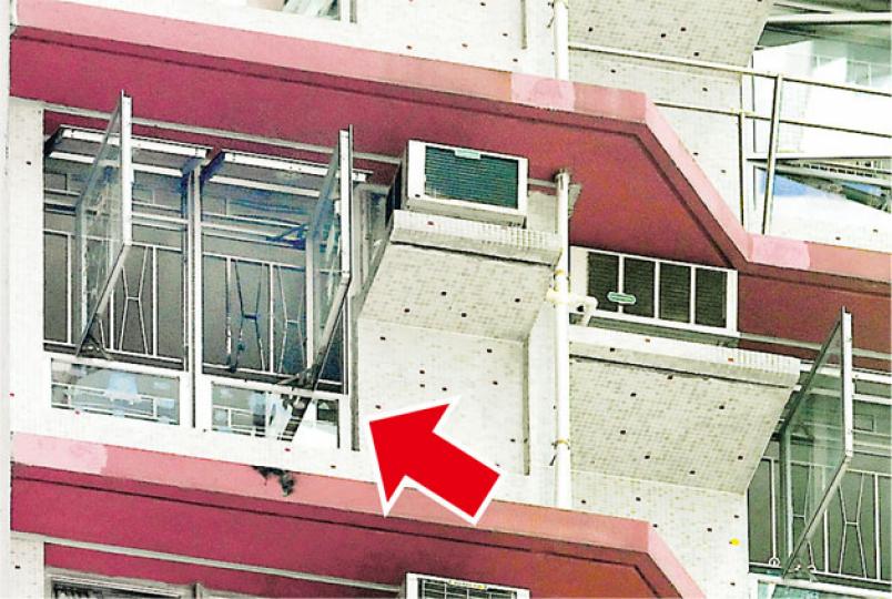 黃大仙上邨達善樓16樓一單位有人開煤氣自殺,卻意外引起爆炸,事後連接客廳的窗花(箭嘴示)輕微熏黑。(蔡方山攝) 黃大仙上邨達善樓16樓一單位有人開煤氣自殺,卻意外引起爆炸,事後連接客廳的窗花(箭嘴示)輕微熏黑。(蔡方山攝)