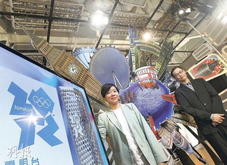 「有線體育」副總裁曾君鳳(左)及「有線電視2012倫敦奧運」籌委會經理關則豪(右)指出,兩間免費電視台仍未就倫敦奧運事宜與他們接觸。市民可於有線電視收費台或利用網站及手機程式收看賽事直播。(李紹昌攝) 「有線體育」副總裁曾君鳳(左)及「有線電視2012倫敦奧運」籌委會經理關則豪(右)指出,兩間免費電視台仍未就倫敦奧運事宜與他們接觸。市民可於有線電視收費台或利用網站及手機程式收看賽事直播。(李紹昌攝)
