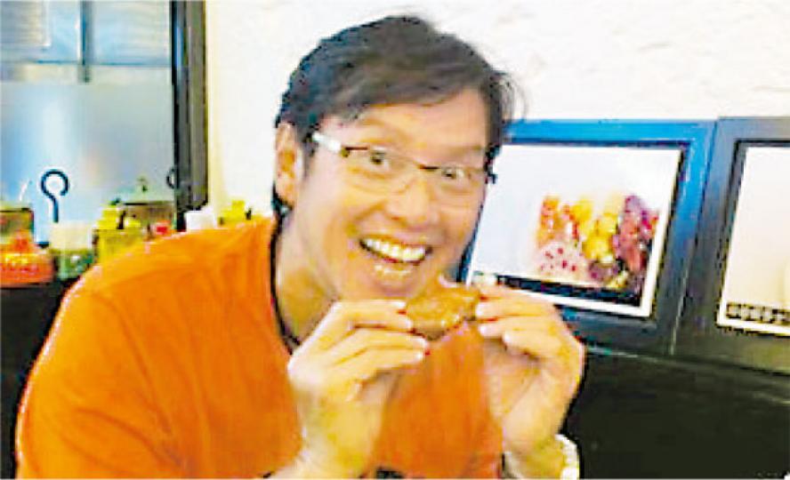 阿倫圈中有「食物焚化爐」封號,現在更後繼有人。(微博圖片) 王菀之為食,想不到愛吃程度連電話都要套上壽司造型的外殼(右圖),其為食程度不用多說了。(微博圖片) 衞蘭在微博上載了一張滿桌美食的照片,未知決心減肥的她最終是「眼看有勿動」?還是食埋這一餐先算呢?(微博圖片) 阿倫圈中有「食物焚化爐」封號,現在更後繼有人。(微博圖片) 王菀之為食,想不到愛吃程度連電話都要套上壽司造型的外殼(右圖),其為食程度不用多說了。(微博圖片) 衞蘭在微博上載了一張滿桌美食的照片,未知決心減肥的她最終是「眼看有勿動」?還是食埋這一餐先算呢?(微博圖片)