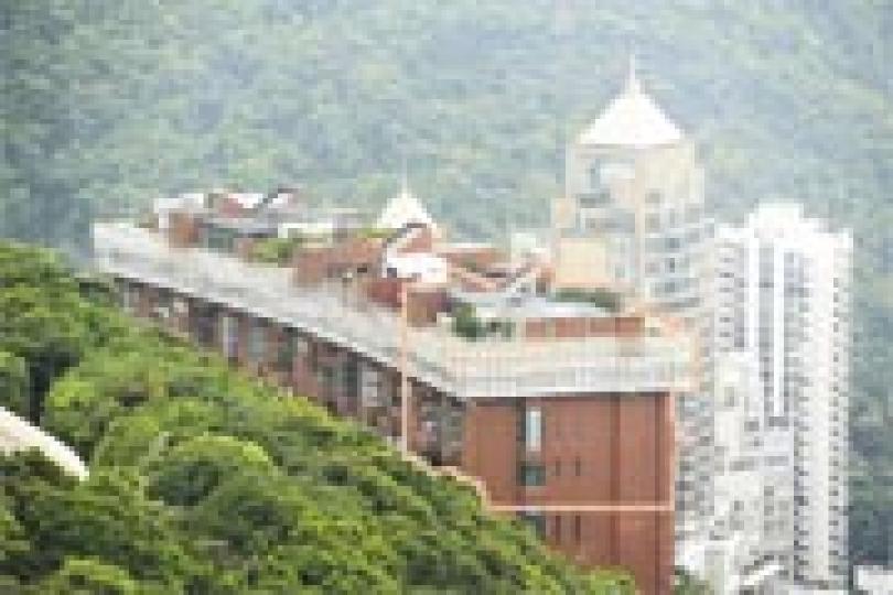 李國寶位於白加道的複式單位連天台(框線示),被揭發非法僭建天台屋,而大宅單位旁斜坡因失修有倒塌危機,一直未有處理,包括李國寶單位在內的整座大廈被屋宇署「釘契」已兩年。(尹錦恩攝) 李國寶位於白加道的複式單位連天台(框線示),被揭發非法僭建天台屋,而大宅單位旁斜坡因失修有倒塌危機,一直未有處理,包括李國寶單位在內的整座大廈被屋宇署「釘契」已兩年。(尹錦恩攝)