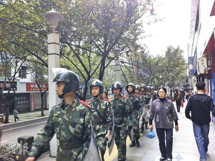在重慶萬盛區,昨日街頭仍有大批武警列隊巡邏。(明報記者攝) 在重慶萬盛區,昨日街頭仍有大批武警列隊巡邏。(明報記者攝)