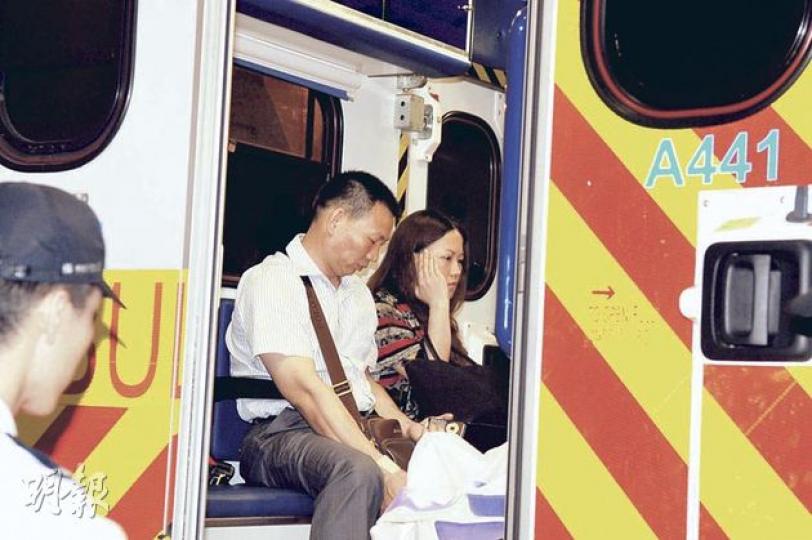 大網仔路發生的嚴重交通意外,共12人受傷,部分傷者送抵將軍澳醫院診治。(衛永康攝) 西貢大網仔路嚴重交通意外中,一名傷者送抵將軍澳醫院後證實死亡。(衛永康攝) 大網仔路發生的嚴重交通意外,共12人受傷,部分傷者送抵將軍澳醫院診治。(衛永康攝) 西貢大網仔路嚴重交通意外中,一名傷者送抵將軍澳醫院後證實死亡。(衛永康攝)