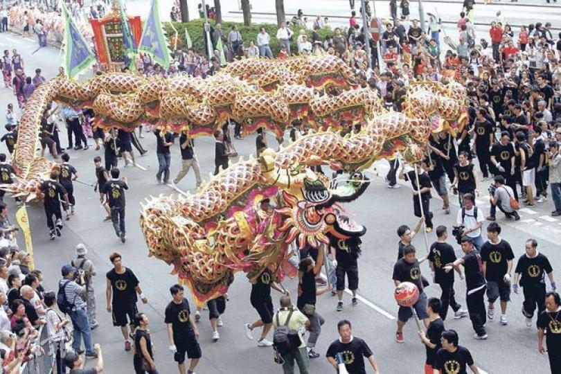 元朗十八鄉舉行天后誕巡遊,主辦單位動員逾千人,舞動共12條飛龍,規模為歷年最大,所到之處吸引大批市民和遊客圍觀。(李紹昌攝) 元朗十八鄉昨亦舉行天后誕花炮會景巡遊,其間曾因天雨,部分巡遊道具需以膠袋包裹,不過仍無損圍觀市民興致。(李紹昌攝) 元朗十八鄉舉行天后誕巡遊,主辦單位動員逾千人,舞動共12條飛龍,規模為歷年最大,所到之處吸引大批市民和遊客圍觀。(李紹昌攝) 元朗十八鄉昨亦舉行天后誕花炮會景巡遊,其間曾因天雨,部分巡遊道具需以膠袋包裹,不過仍無損圍觀市民興致。(李紹昌攝)