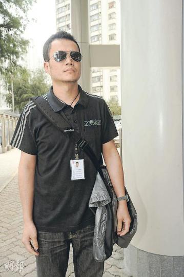 「噴漆男」劉智仁去年大鬧警察總部,聲稱「被警察老屈」。裁判官指出,襲警罪一般會判處監禁。劉昨被判感化(圖),他坦言是「幸運」。(尹錦恩攝) 「噴漆男」劉智仁去年大鬧警察總部,聲稱「被警察老屈」。裁判官指出,襲警罪一般會判處監禁。劉昨被判感化(圖),他坦言是「幸運」。(尹錦恩攝)