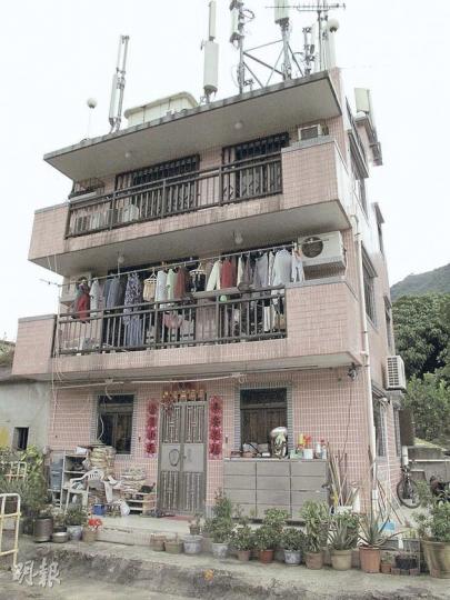 一名12歲少女聲稱被黑影追趕,從沙頭角一幢村屋一樓露台跌落地面,輕傷送院。(雲錦鋒攝) 一名12歲少女聲稱被黑影追趕,從沙頭角一幢村屋一樓露台跌落地面,輕傷送院。(雲錦鋒攝)