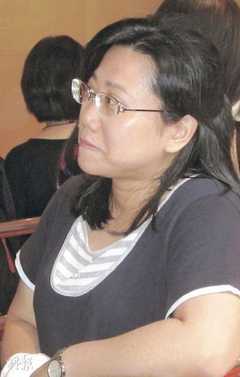 黎小姐﹕不擔心政府換屆令樓價下跌,因為中央希望特區政府可平穩過渡,怎會想「搞衰」香港,惟香港現時樓價仍偏高。(林可為攝) 林小姐﹕雖擔心政府7月換屆會令樓價下跌,惟信置今次開價算合理,而且低息環境持續,考慮購入單位作投資用。(林可為攝) 黎小姐﹕不擔心政府換屆令樓價下跌,因為中央希望特區政府可平穩過渡,怎會想「搞衰」香港,惟香港現時樓價仍偏高。(林可為攝) 林小姐﹕雖擔心政府7月換屆會令樓價下跌,惟信置今次開價算合理,而且低息環境持續,考慮購入單位作投資用。(林可為攝)