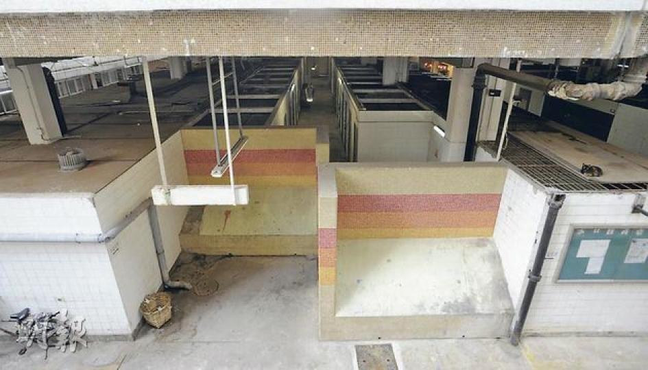 設有共120個攤檔的沙田新田圍街市,因人流欠佳,十室九空:領匯為增加街市的租金收入,將街市約四分之一的面積改作迷你貨倉出租。(余俊亮攝) 設有共120個攤檔的沙田新田圍街市,因人流欠佳,十室九空:領匯為增加街市的租金收入,將街市約四分之一的面積改作迷你貨倉出租。(余俊亮攝)