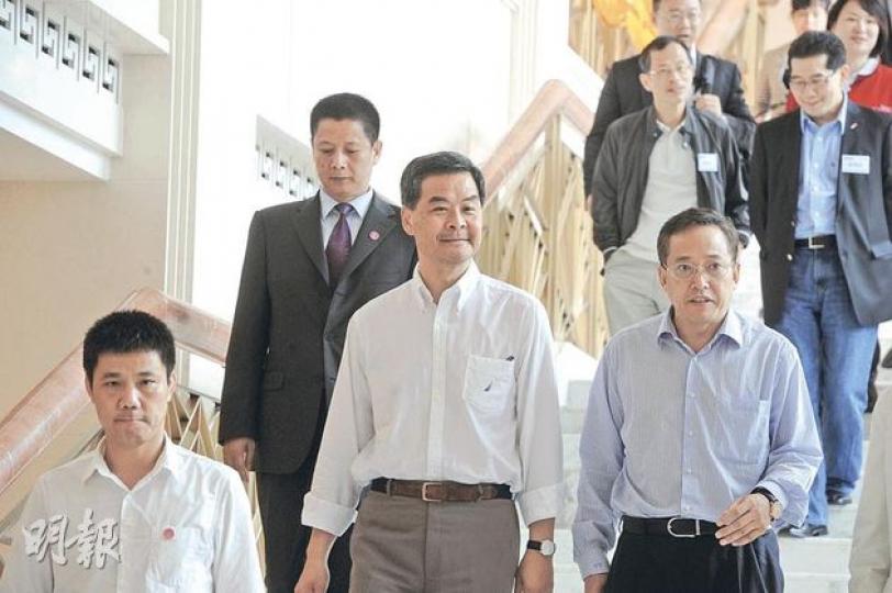 候任特首梁振英(前排右二)昨出席民建聯的路向營後,特地與深圳市委常委、市委統戰部長張思平(前排右一)作禮節性會面,身旁亦有不少扣上「大運會襟章」的便衣公安(左方)「護駕」。(尹錦恩攝) 候任特首梁振英昨午與民建聯逾百黨員大合照,有人問到梁振英有否乘機「揀蟀」,民建聯副主席劉江華否認這說法,稱「深入探討(推薦人選)未必是今日這個時候」。(尹錦恩攝) 候任特首梁振英(前排右二)昨出席民建聯的路向營後,特地與深圳市委常委、市委統戰部長張思平(前排右一)作禮節性會面,身旁亦有不少扣上「大運會襟章」的便衣公安(左方)「護駕」。(尹錦恩攝) 候任特首梁振英昨午與民建聯逾百黨員大合照,有人問到梁振英有否乘機「揀蟀」,民建聯副主席劉江華否認這說法,稱「深入探討(推薦人選)未必是今日這個時候」。(尹錦恩攝)