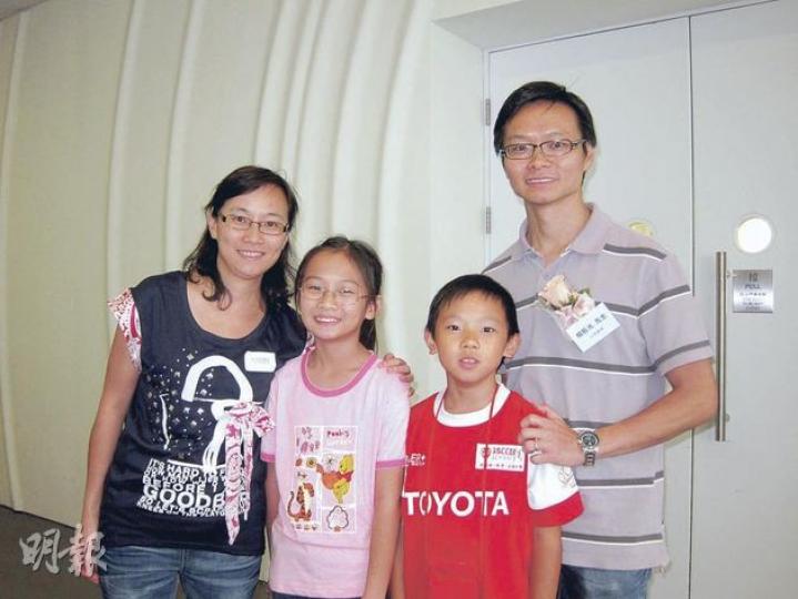 家長楊振光(右一)表示,在接受青協計劃訓練後兩夫妻終了解子女所需,改善了家庭關係。(圖左起為楊太、長女皓程及幼子皓栢)(錢瑋琪攝) (明報製圖) 家長楊振光(右一)表示,在接受青協計劃訓練後兩夫妻終了解子女所需,改善了家庭關係。(圖左起為楊太、長女皓程及幼子皓栢)(錢瑋琪攝) (明報製圖)