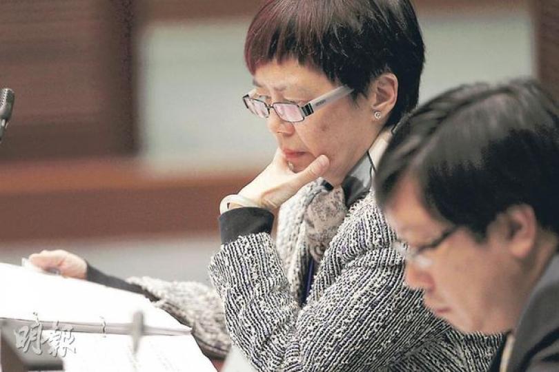 立法會昨日討論特首接受富豪款待事件,議員李卓人追問公務員事務局長俞宗怡,《防止賄賂條例》第3條現時只規範公職人員和公務員,質疑特首曾蔭權若受該條款約束,其行為是否已違反條款內容,惟俞拒絕回答。(李紹昌攝) 立法會昨日討論特首接受富豪款待事件,議員李卓人追問公務員事務局長俞宗怡,《防止賄賂條例》第3條現時只規範公職人員和公務員,質疑特首曾蔭權若受該條款約束,其行為是否已違反條款內容,惟俞拒絕回答。(李紹昌攝)