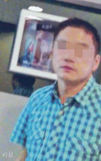溱喬一手業主林先生表示,睇樓時已有僭建地庫,內裏沒有泥土,收樓時地庫則填有泥土,入口被英泥封着,但很易打開。(明報記者攝) 溱喬一手業主楊女士聲稱,向發展商買樓時已有僭建地庫。(明報記者攝) 溱喬一手業主林先生表示,睇樓時已有僭建地庫,內裏沒有泥土,收樓時地庫則填有泥土,入口被英泥封着,但很易打開。(明報記者攝) 溱喬一手業主楊女士聲稱,向發展商買樓時已有僭建地庫。(明報記者攝)