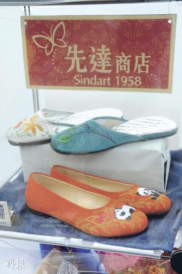 中大生推行撐小店運動,展出19間小店的個性商品,圖中一間繡花鞋店,每雙鞋的圖案都是一針一線繡出來的。(陳淑安攝) 中大生推行撐小店運動,展出19間小店的個性商品,圖中一間繡花鞋店,每雙鞋的圖案都是一針一線繡出來的。(陳淑安攝)