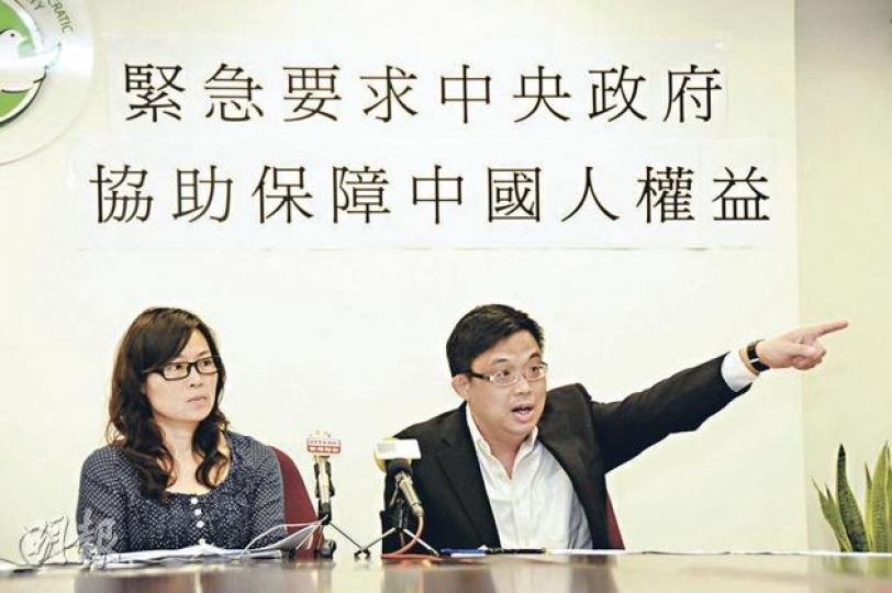 香港工程師調派到沙特阿拉伯工作時遭謀殺,死者胞妹梁小姐(左)多次求助保安局,與副局長黎棟國見過一次面,但無結果。協助死者家屬的民主黨立法會議員涂謹申(右)將約見外交部駐港特派員,要求中央政府介入。(陳淑安攝) 香港工程師調派到沙特阿拉伯工作時遭謀殺,死者胞妹梁小姐(左)多次求助保安局,與副局長黎棟國見過一次面,但無結果。協助死者家屬的民主黨立法會議員涂謹申(右)將約見外交部駐港特派員,要求中央政府介入。(陳淑安攝)