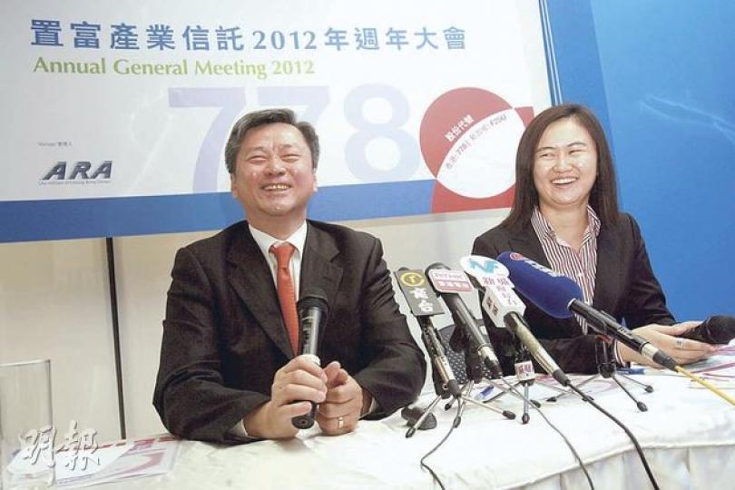 置富主席趙國雄(左)和副行政總裁趙宇(右)噚日「父女檔」上場,介紹公司的業績表現,趙國雄仲鬼馬咁扮記者訪問個女添。 (鄧宗弘攝) 置富主席趙國雄(左)和副行政總裁趙宇(右)噚日「父女檔」上場,介紹公司的業績表現,趙國雄仲鬼馬咁扮記者訪問個女添。 (鄧宗弘攝)