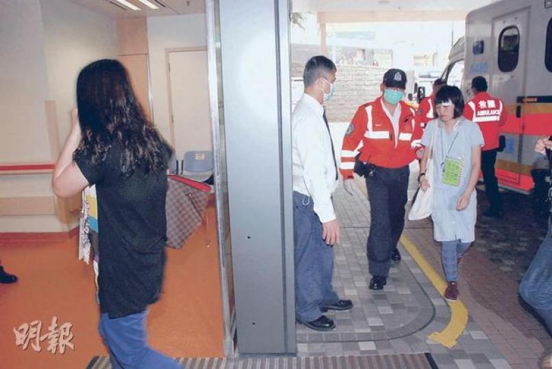 意外中跟對面座位的「四眼」男乘客「面撼面」的少女(圖右),受傷送院。(雲錦鋒攝) 意外中跟對面座位的「四眼」男乘客「面撼面」的少女(圖右),受傷送院。(雲錦鋒攝)