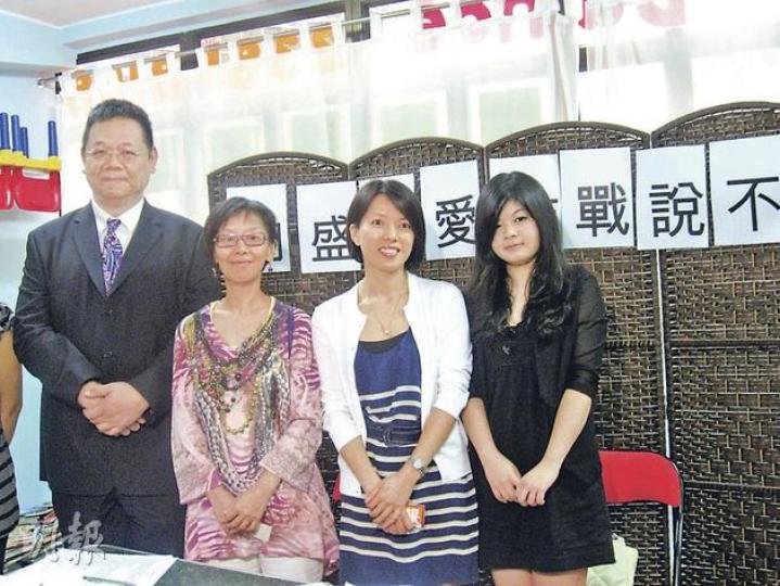 精神科醫生曾繁光(左起)、理大社會科學系前副教授何芝君、中大社會學副教授蔡玉萍、《字花》編輯洪曉嫻等社會人士,發起「向《盛女愛作戰》說不」活動,發起一人一信至通訊事務管理局投訴節目意識不良。(黎嘉愉攝) 精神科醫生曾繁光(左起)、理大社會科學系前副教授何芝君、中大社會學副教授蔡玉萍、《字花》編輯洪曉嫻等社會人士,發起「向《盛女愛作戰》說不」活動,發起一人一信至通訊事務管理局投訴節目意識不良。(黎嘉愉攝)