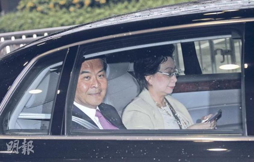 候任特首梁振英(左)昨日下午乘座駕離開候任特首辦公室後,駛往落馬洲口岸,候任特首辦證實梁振英下午前往內地,會即日返港,至於到內地目的,候任特首辦新聞秘書沒有其他補充。圖為昨午梁太唐青儀(右)乘車到候任特首辦,與梁振英一起離開。(李紹昌攝) 時事評論員李鵬飛認為,現屆政府在推行新政策時,應先與梁振英溝通。(郭慶輝攝) 候任特首梁振英(左)昨日下午乘座駕離開候任特首辦公室後,駛往落馬洲口岸,候任特首辦證實梁振英下午前往內地,會即日返港,至於到內地目的,候任特首辦新聞秘書沒有其他補充。圖為昨午梁太唐青儀(右)乘車到候任特首辦,與梁振英一起離開。(李紹昌攝) 時事評論員李鵬飛認為,現屆政府在推行新政策時,應先與梁振英溝通。(郭慶輝攝)